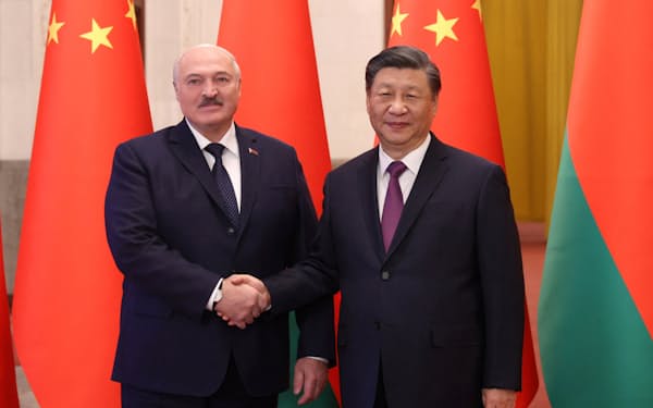 1日、北京で会談した中国の習近平国家主席（右）とベラルーシのルカシェンコ大統領＝ベルタ通信・ロイター