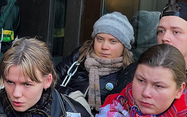 ノルウェーの首都オスロでデモに参加するグレタさん（中央）＝ロイター