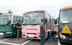 柿の実幼稚園(川崎市)では毎朝、運転手が送迎バスを点検している(同園提供)=一部画像処理しています 柿の実幼稚園(川崎市)では毎朝、運転手が送迎バスを点検している(同園提供)=一部画像処理しています