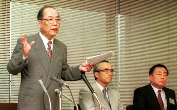 左から大川功氏、福島吉治氏、青園雅紘氏（2000年５月）