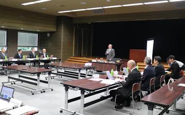 「新潟県地域未来戦略有識者会議」の初回会合(21日、新潟県庁)