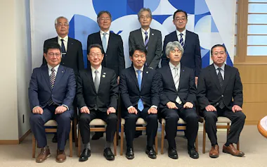 懇談会に出席した柴山会長(前列左から2人目)と宮下知事(前列中央)ら(21日、青森県庁)