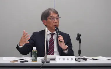 会見で話す石油化学工業協会の工藤幸四郎会長(21日、東京都中央区)