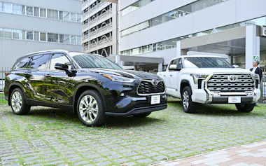 報道公開されたトヨタ自動車が国内販売を始める多目的スポーツ車(SUV)「ハイランダー」(左)とピックアップトラック「タンドラ」(18日、東京都港区)