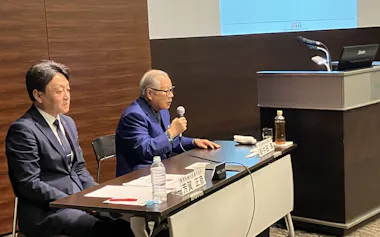 新井田傳会長兼社長㊨は芳賀正彦専務営業本部長㊧に経営のバトンを渡す(21日、東京・千代田)