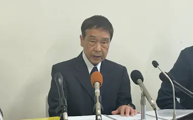 記者会見する新田学園の永井理事長(21日、松山市)