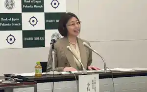 記者会見する日銀の小枝審議委員(21日、福岡市) 記者会見する日銀の小枝審議委員(21日、福岡市)