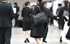 就職活動が本格的にスタートし合同企業説明会に臨む学生ら(1日午前、千葉市) 就職活動が本格的にスタートし合同企業説明会に臨む学生ら(1日午前、千葉市)