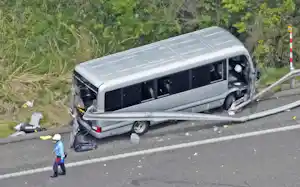 福島県郡山市の磐越自動車道でガードレールに衝突したマイクロバス=6日 福島県郡山市の磐越自動車道でガードレールに衝突したマイクロバス=6日