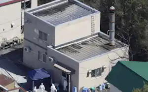 旭山動物園の現場検証で、焼却炉がある建物に入る捜査員ら=4月、北海道旭川市 旭山動物園の現場検証で、焼却炉がある建物に入る捜査員ら=4月、北海道旭川市