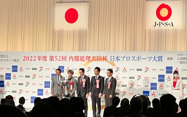 日本プロスポーツ大賞の受賞式典に出席した岸田文雄首相(2日、都内)