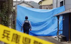 母娘2人の遺体が見つかった現場付近に張られたブルーシート(20日、兵庫県たつの市)=共同 母娘2人の遺体が見つかった現場付近に張られたブルーシート(20日、兵庫県たつの市)=共同