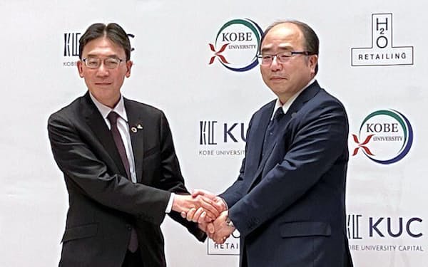 AI空調システム導入の新会社設立で連携協定を結んだ神戸大学の藤沢正人学長（右）とエイチ・ツー・オーリテイリングの荒木直也社長