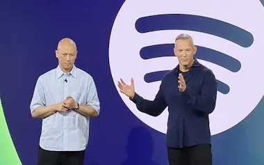 スポティファイ共同CEOアレックス・ノルストーム氏(左)とグスタフ・ソーデルストロム氏(21日、米東部ニューヨーク市)