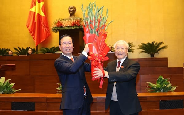 ベトナムの国会でボー・バン・トゥオン氏㊧の国家主席就任を祝うグエン・フー・チョン共産党書記長（２日、ハノイ）＝VNA共同
