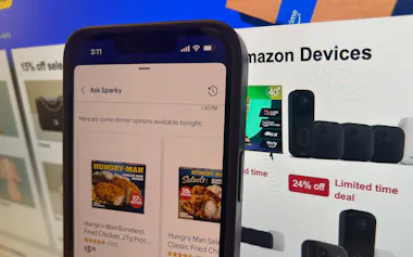 ウォルマートのAI買い物エージェントSparky(背景はアマゾンのECサイト)