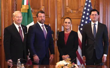 マリン米国土安全保障長官(左から2人目)と会談したシェインバウム大統領(右から2人目)(21日、メキシコシティ)=大統領府提供