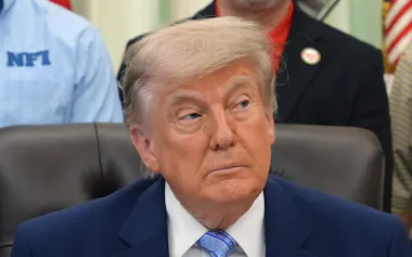 ホワイトハウスで記者団に話すトランプ米大統領(21日、ワシントン)=AP