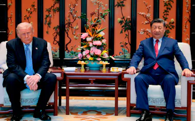 トランプ米大統領㊧と中国の習近平(シー・ジンピン)国家主席(15日、北京)=AP