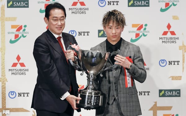 「日本プロスポーツ大賞」に選出され、岸田首相(左)と記念写真に納まるボクシングの井上尚弥=2日午後、東京都内のホテル