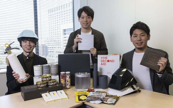 防災カタログギフト「LIFEGIFT」を手掛けるKOKUAの（左から）中山和也取締役、泉勇作CEO、疋田裕二COO