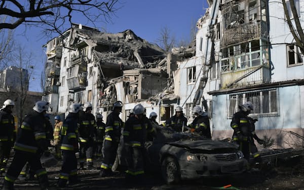 2日、ロシアによる攻撃で破壊されたザポロジエ州のアパートを見回る消防士ら＝ＡＰ