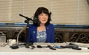 記者会見する片山金融相(22日) 記者会見する片山金融相(22日)
