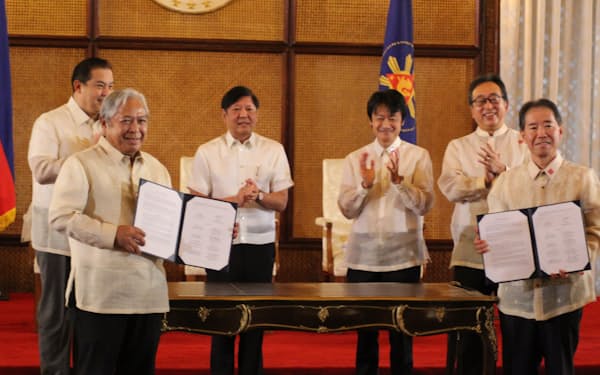 フィリピンのマルコス大統領（写真左から３人目）が立ち会う中、南北通勤鉄道延伸事業の契約式典が開かれた(3日、マニラのマラカニアン宮殿)