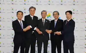 上武地域信組アライアンスの発足後、写真撮影に臨む群馬・埼玉5信組の理事長(22日、埼玉県本庄市) 上武地域信組アライアンスの発足後、写真撮影に臨む群馬・埼玉5信組の理事長(22日、埼玉県本庄市)