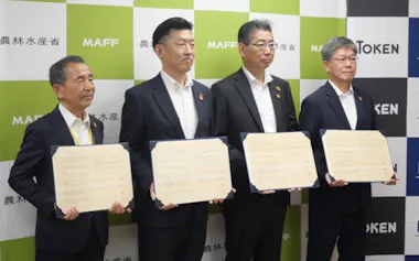 農林水産省や東建コーポレーションなどが締結した建築物木材利用促進協定のお披露目式の様子(22日、東京都千代田区)