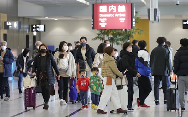 中部国際空港ではこれまで乗客や従業員にマスクの着用を求めていた（１月）