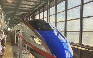盛岡駅に到着した「つながる東北」号(22日、JR東日本盛岡支社提供)