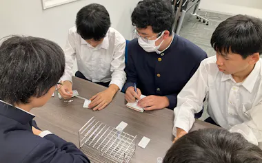 食中毒の原因となる微生物を特定する検査を模擬体験した(22日、川崎市)