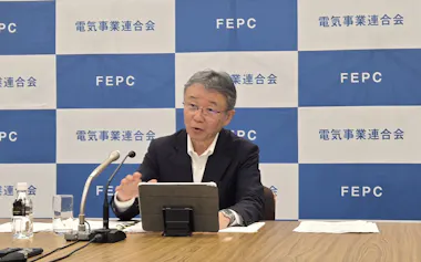 記者会見する電事連の森会長(22日、東京都千代田区)