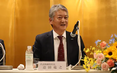 記者会見する蝶理の迫田社長(22日、金沢市)