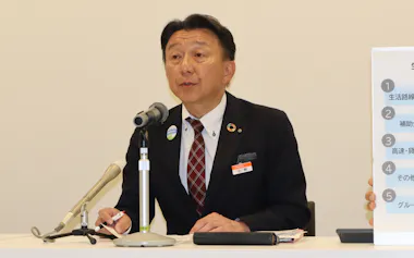 記者会見する小林社長(22日、金沢市)