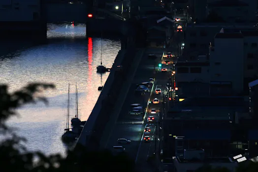 「海岸通りの家」があった堀川沿い。かつて妓楼が軒を並べた通りを車のライトが照らす=玉井良幸撮影 「海岸通りの家」があった堀川沿い。かつて妓楼が軒を並べた通りを車のライトが照らす=玉井良幸撮影