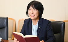 視点を複数にする 消費者庁長官・新井ゆたかさんの本棚