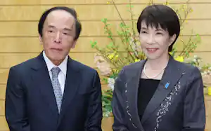 日銀の植田総裁(左)との会談に臨む高市首相(2月16日、首相官邸) 日銀の植田総裁(左)との会談に臨む高市首相(2月16日、首相官邸)