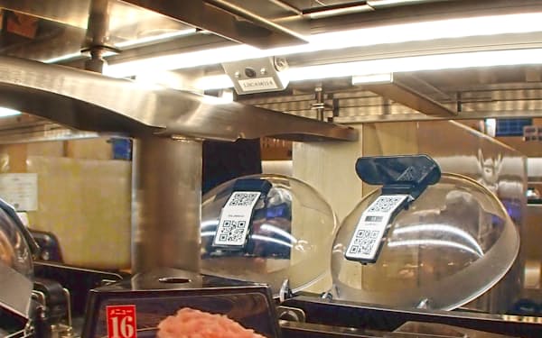 くら寿司は回転レーン設置したAIカメラ(中央上)で抗菌寿司カバーの不審な開閉を検知するシステムを導入(東京・浅草)