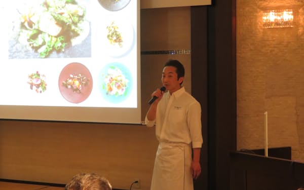 商品発表会でコース料理について説明する渡辺シェフ（２月28日、秋田市）