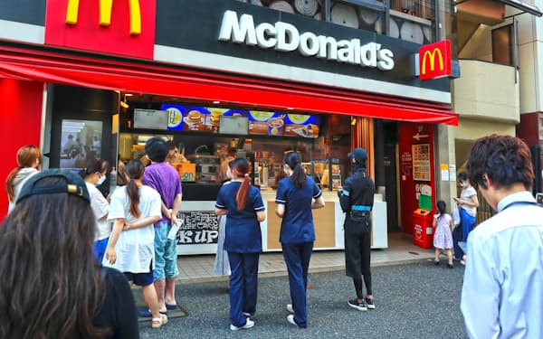 「マクドナルド」は２２年以降に３度値上げしたが、客数は減っていない（東京都新宿区の店舗）