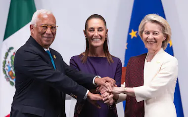 記者会見したフォンデアライエン欧州委員長㊨とシェインバウム大統領(中央)、EUのコスタ大統領(22日、メキシコシティ)