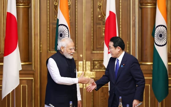 インドのモディ首相（左）と握手する岸田首相（2022年5月、東京・元赤坂の迎賓館）