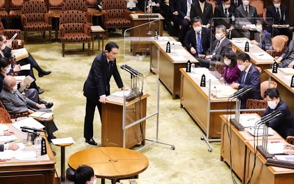 参院予算委で答弁する岸田首相（3日）