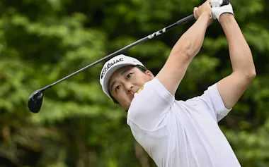 第3日、通算13アンダーで首位の勝俣陵(23日、蒲生GC)=共同
