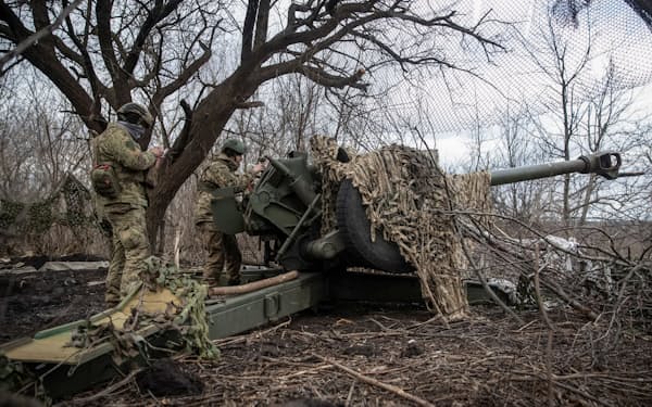 ２日、東部バフムト近くの前線で榴弾（りゅうだん）砲による射撃準備をするウクライナ軍の兵士=ロイター