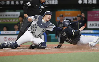 四回オリックス1死一塁、内藤の左越え二塁打で森友が本塁を突くがタッチアウト。中継プレーが光った(ベルーナドーム)=共同