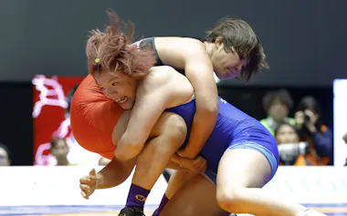 女子76キロ級で鏡優翔(手前)が優勝した(23日、駒沢体育館)=共同