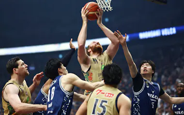 長崎戦でシュートを放つ琉球のカーク(中央)